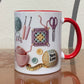 Taza de café de cerámica con motivos de ganchillo y punto